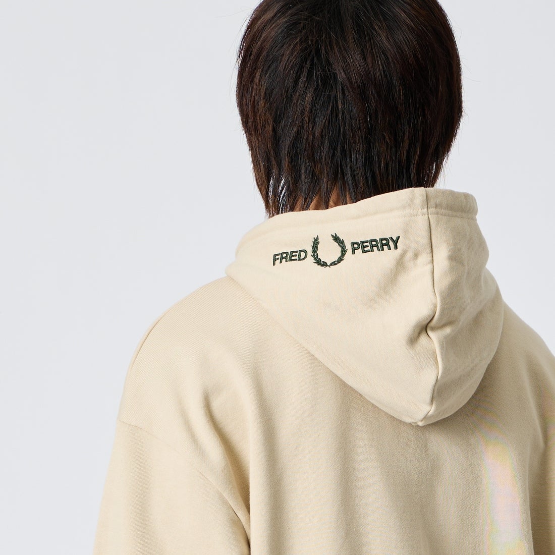 FRED PERRY [フレッドペリー] 別注 フードロゴ刺繍スウェットパーカー [FPM-26A-012JF] OATMEAL/NI &&モデル身長：177cm 着用サイズ：L&&