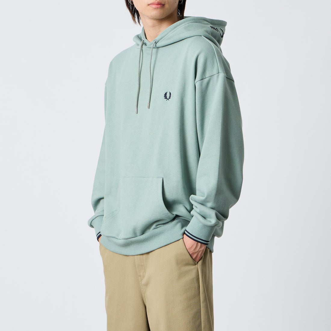 FRED PERRY [フレッドペリー] 別注 フードロゴ刺繍スウェットパーカー [FPM-26A-012JF] SILVER BLU &&モデル身長：177cm 着用サイズ：L&&