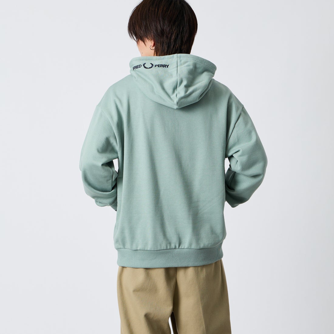 FRED PERRY [フレッドペリー] 別注 フードロゴ刺繍スウェットパーカー [FPM-26A-012JF] SILVER BLU &&モデル身長：177cm 着用サイズ：L&&