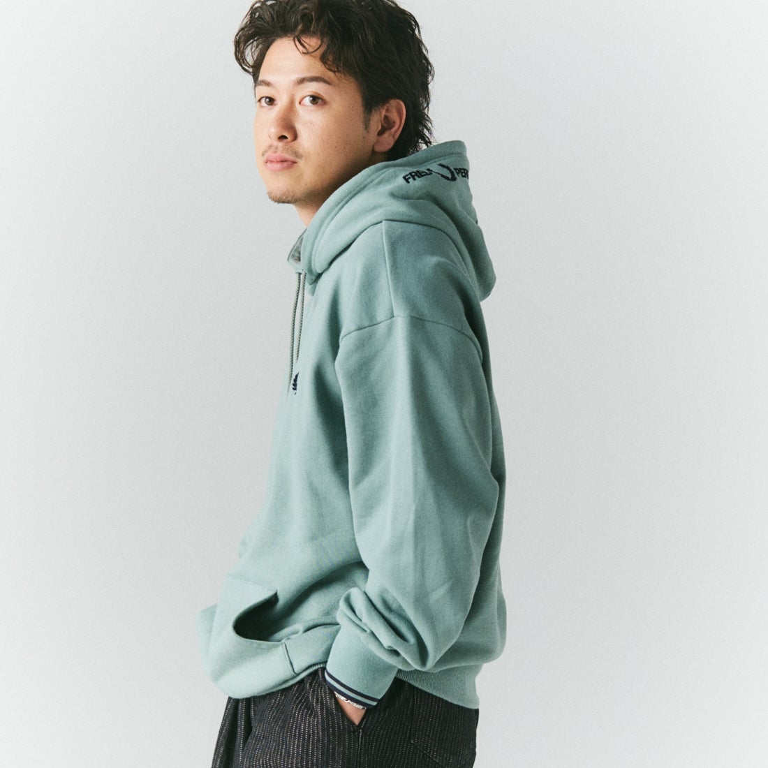 FRED PERRY [フレッドペリー] 別注 フードロゴ刺繍スウェットパーカー [FPM-26A-012JF] SILVER BLU