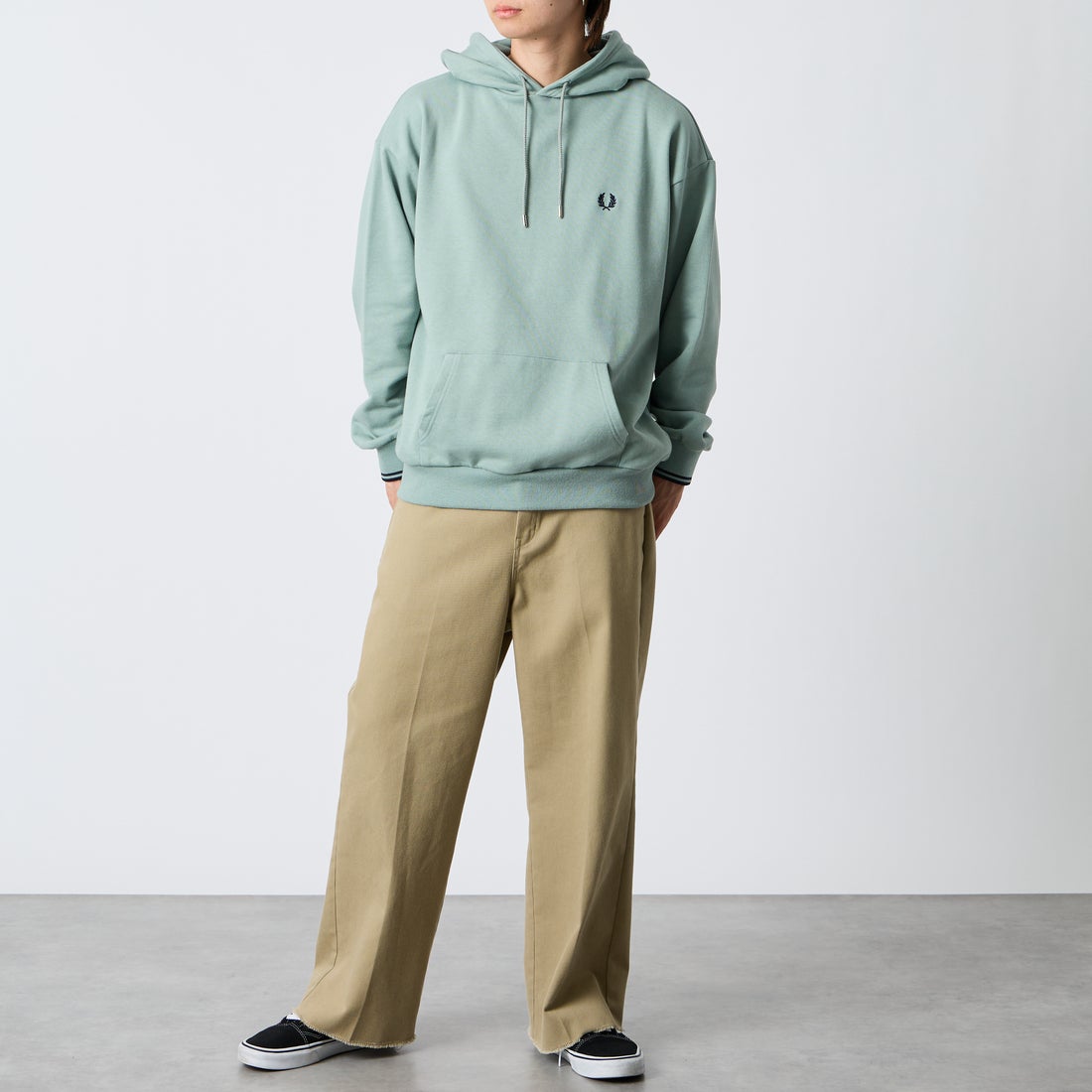 FRED PERRY [フレッドペリー] 別注 フードロゴ刺繍スウェットパーカー [FPM-26A-012JF] SILVER BLU &&モデル身長：177cm 着用サイズ：L&&