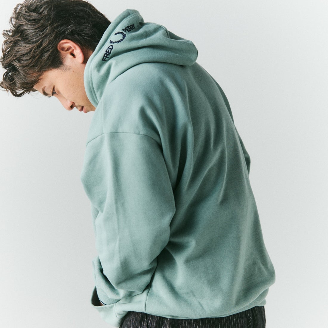 FRED PERRY [フレッドペリー] 別注 フードロゴ刺繍スウェットパーカー [FPM-26A-012JF] SILVER BLU