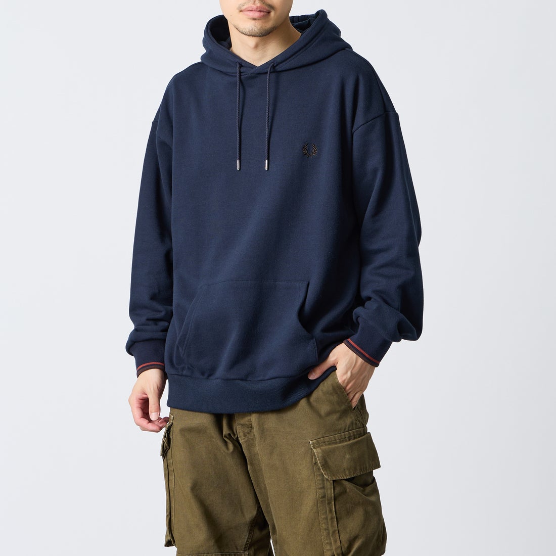 FRED PERRY [フレッドペリー] 別注 フードロゴ刺繍スウェットパーカー [FPM-26A-012JF] NAVY/BRAND &&モデル身長：168cm 着用サイズ：L&&