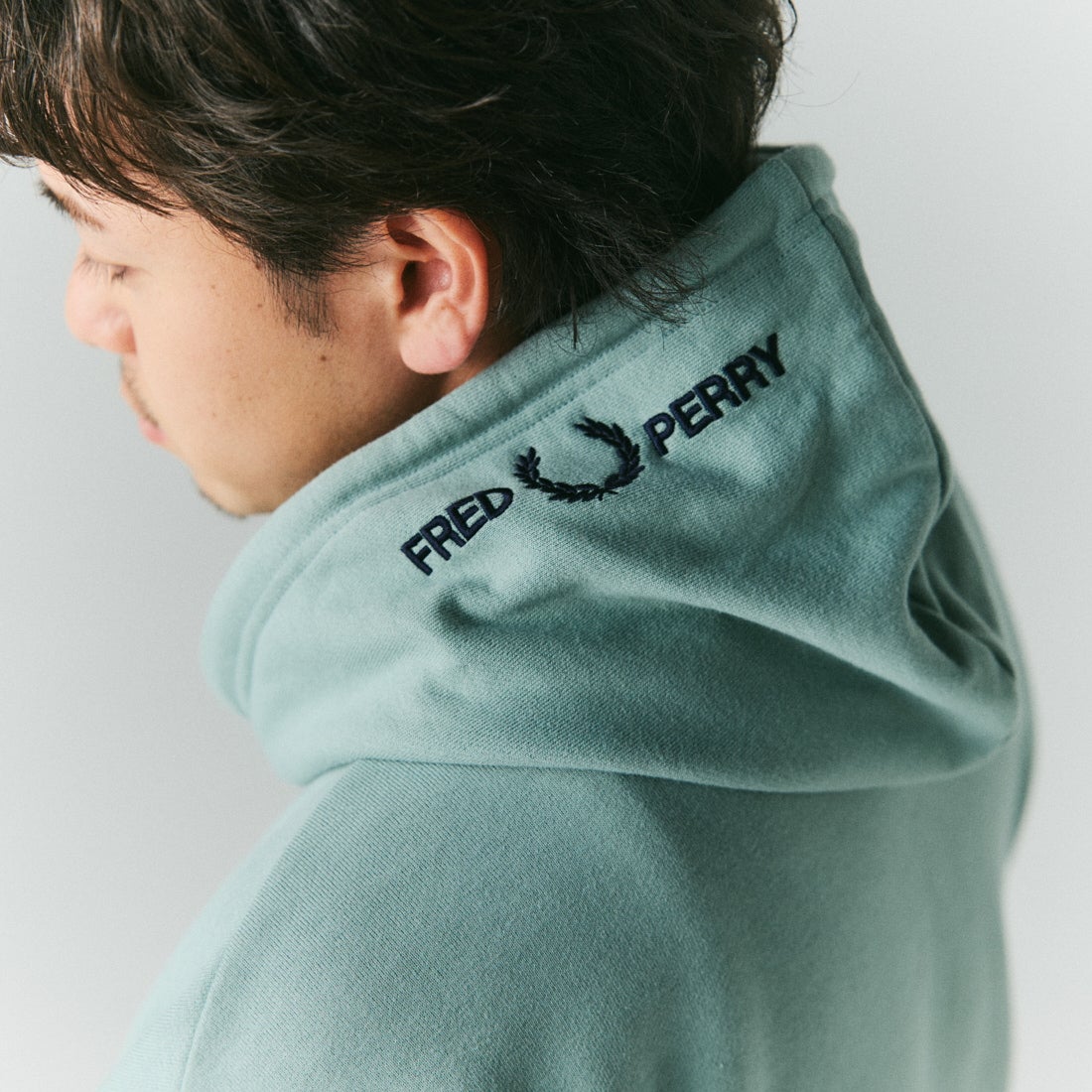 FRED PERRY [フレッドペリー] 別注 フードロゴ刺繍スウェットパーカー [FPM-26A-012JF] SILVER BLU