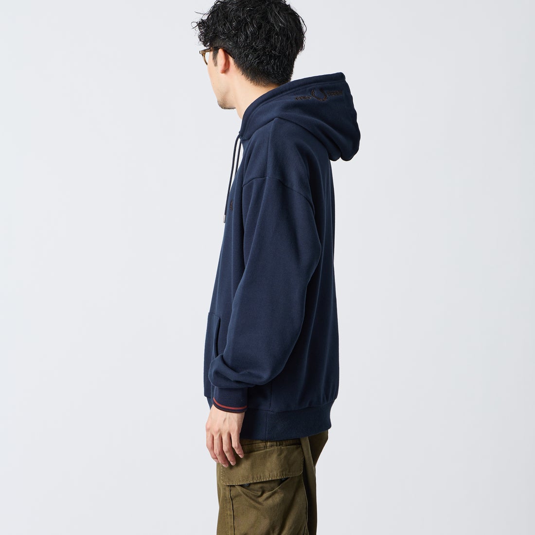 FRED PERRY [フレッドペリー] 別注 フードロゴ刺繍スウェットパーカー [FPM-26A-012JF] NAVY/BRAND &&モデル身長：168cm 着用サイズ：L&&