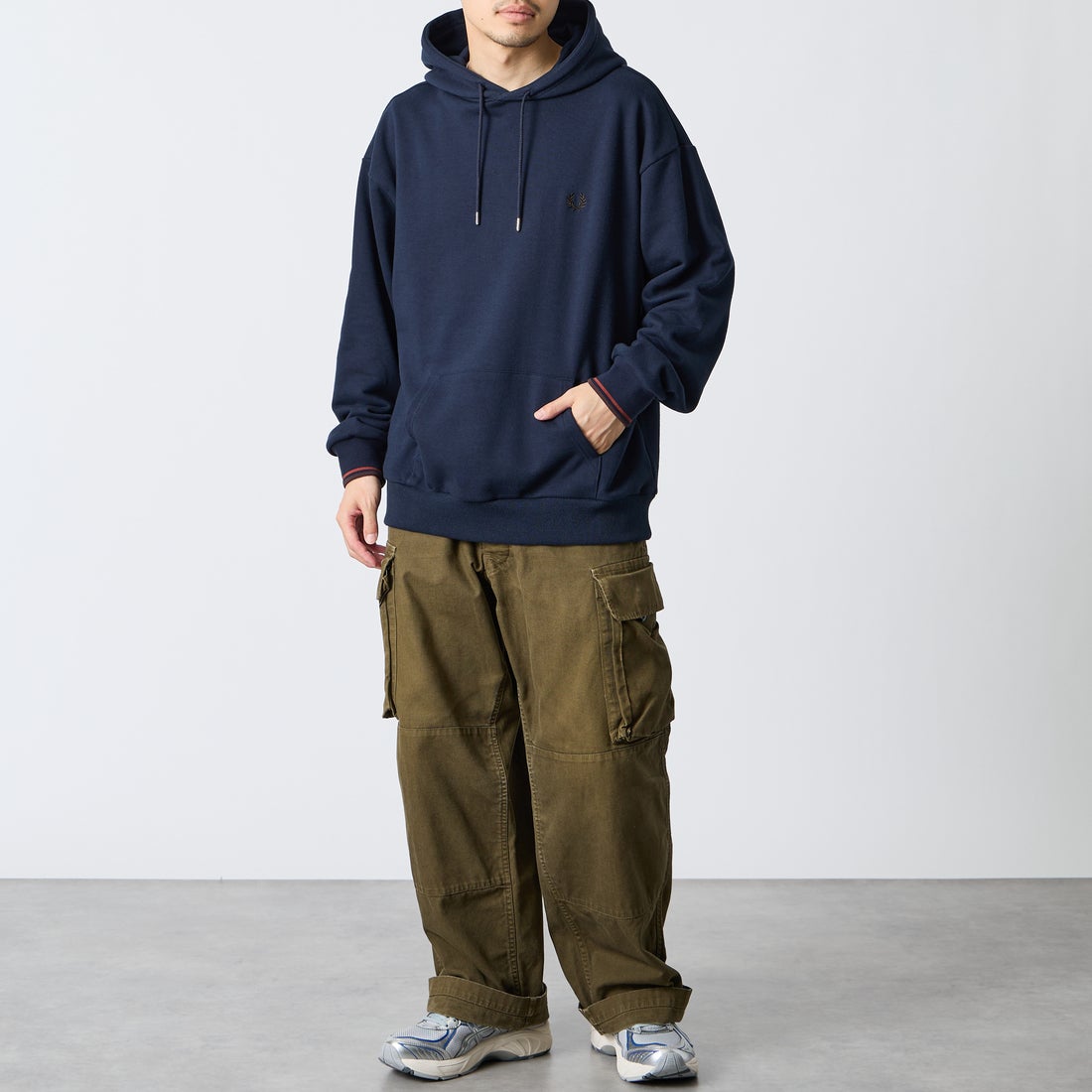 FRED PERRY [フレッドペリー] 別注 フードロゴ刺繍スウェットパーカー [FPM-26A-012JF] NAVY/BRAND &&モデル身長：168cm 着用サイズ：L&&