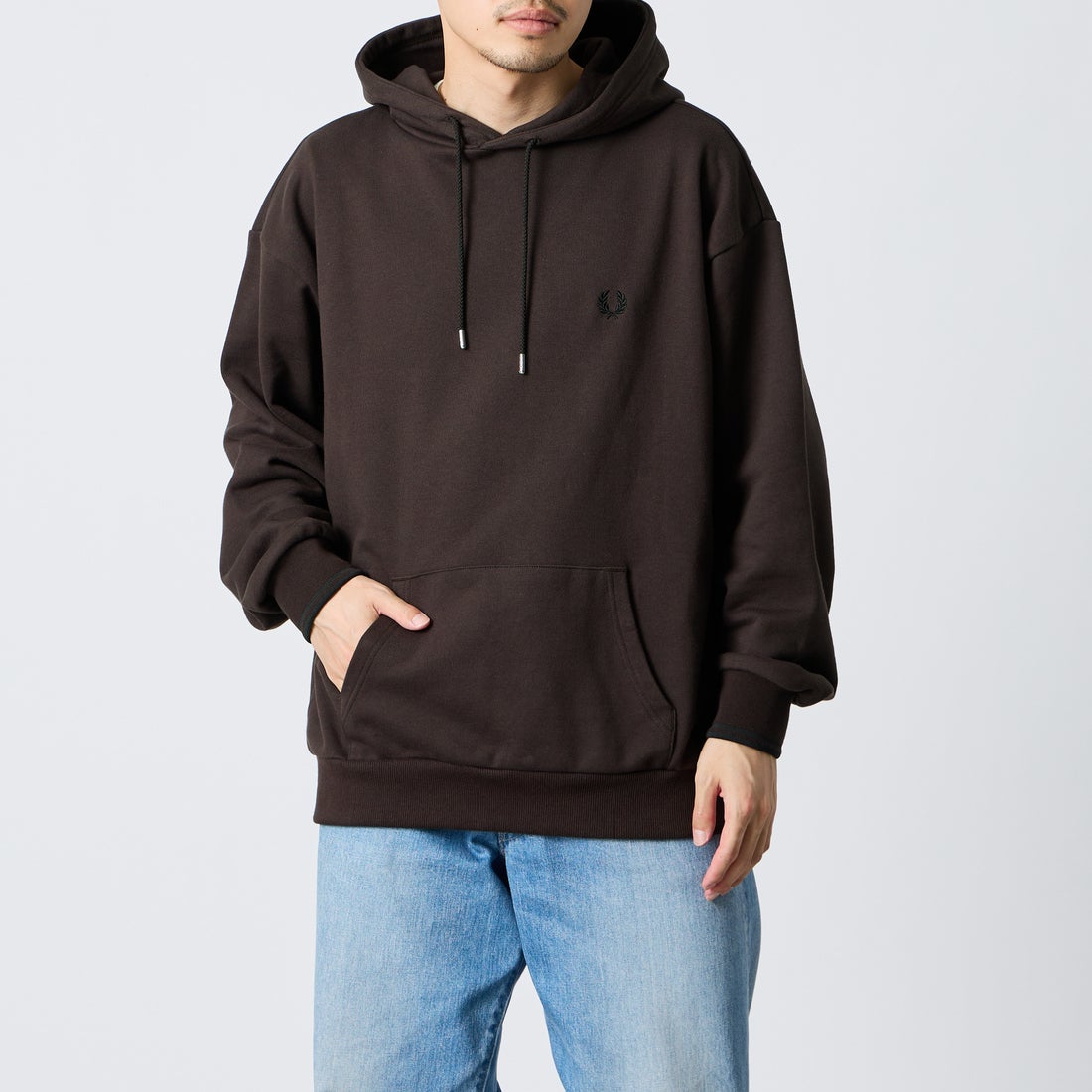 FRED PERRY [フレッドペリー] 別注 フードロゴ刺繍スウェットパーカー [FPM-26A-012JF] RICH BROWN &&モデル身長：168cm 着用サイズ：L&&