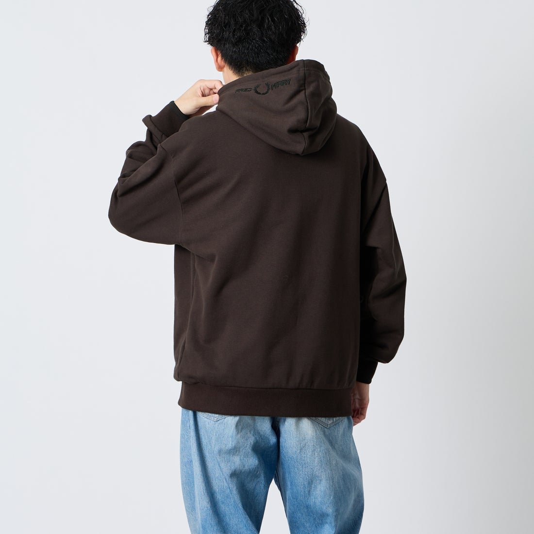 FRED PERRY [フレッドペリー] 別注 フードロゴ刺繍スウェットパーカー [FPM-26A-012JF] RICH BROWN &&モデル身長：168cm 着用サイズ：L&&