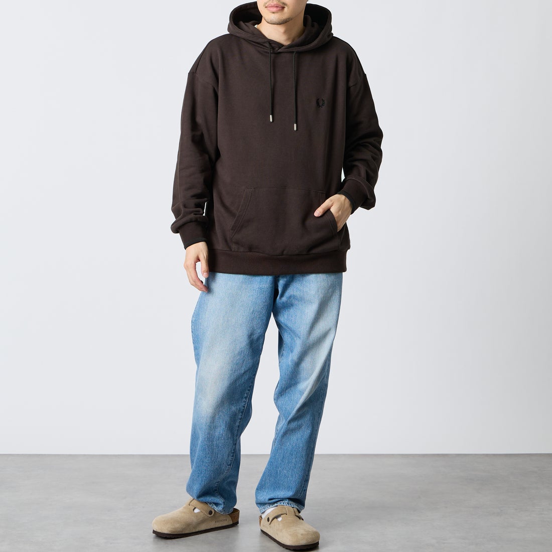 FRED PERRY [フレッドペリー] 別注 フードロゴ刺繍スウェットパーカー [FPM-26A-012JF] RICH BROWN &&モデル身長：168cm 着用サイズ：L&&