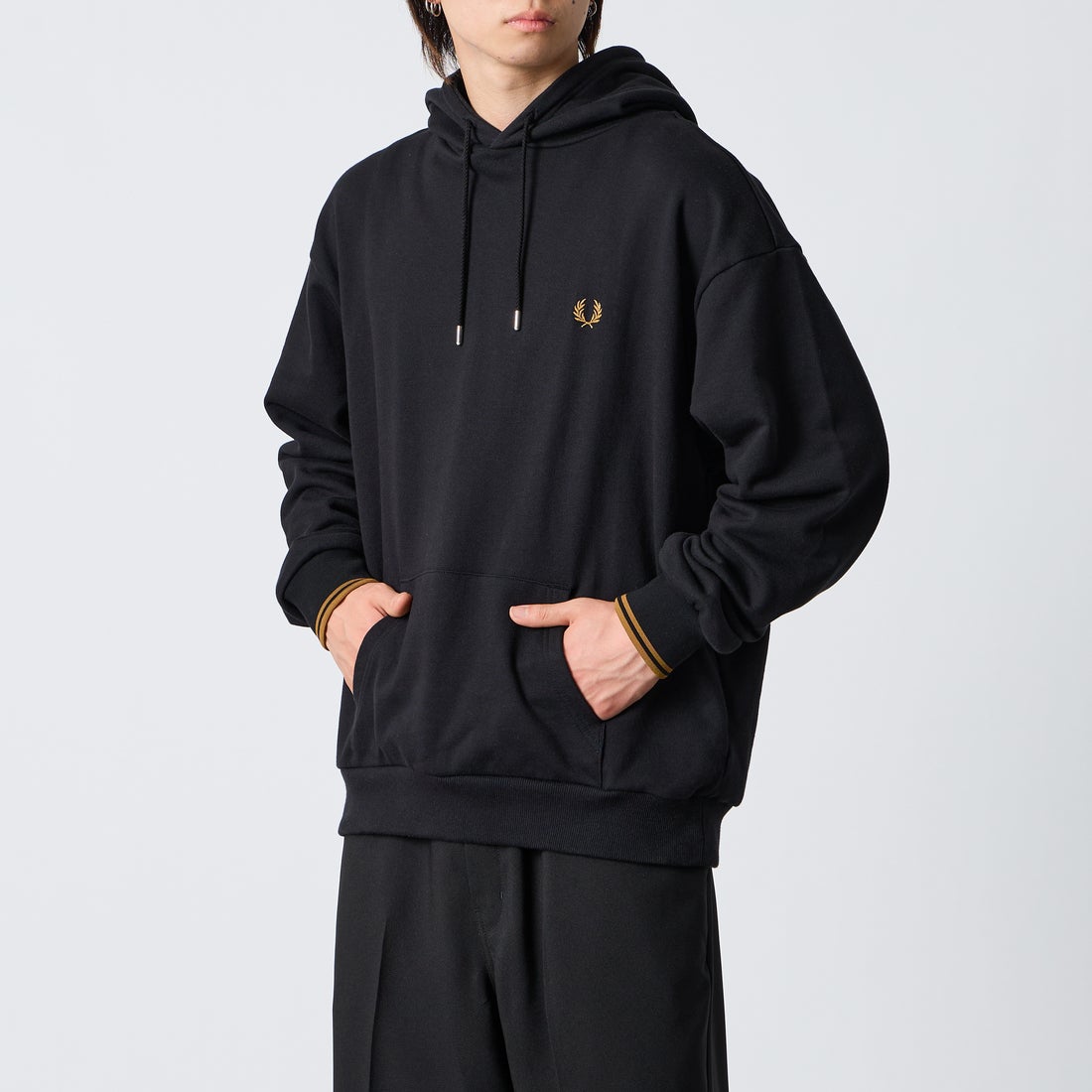 FRED PERRY [フレッドペリー] 別注 フードロゴ刺繍スウェットパーカー [FPM-26A-012JF] BLACK/D.CA &&モデル身長：177cm 着用サイズ：L&&