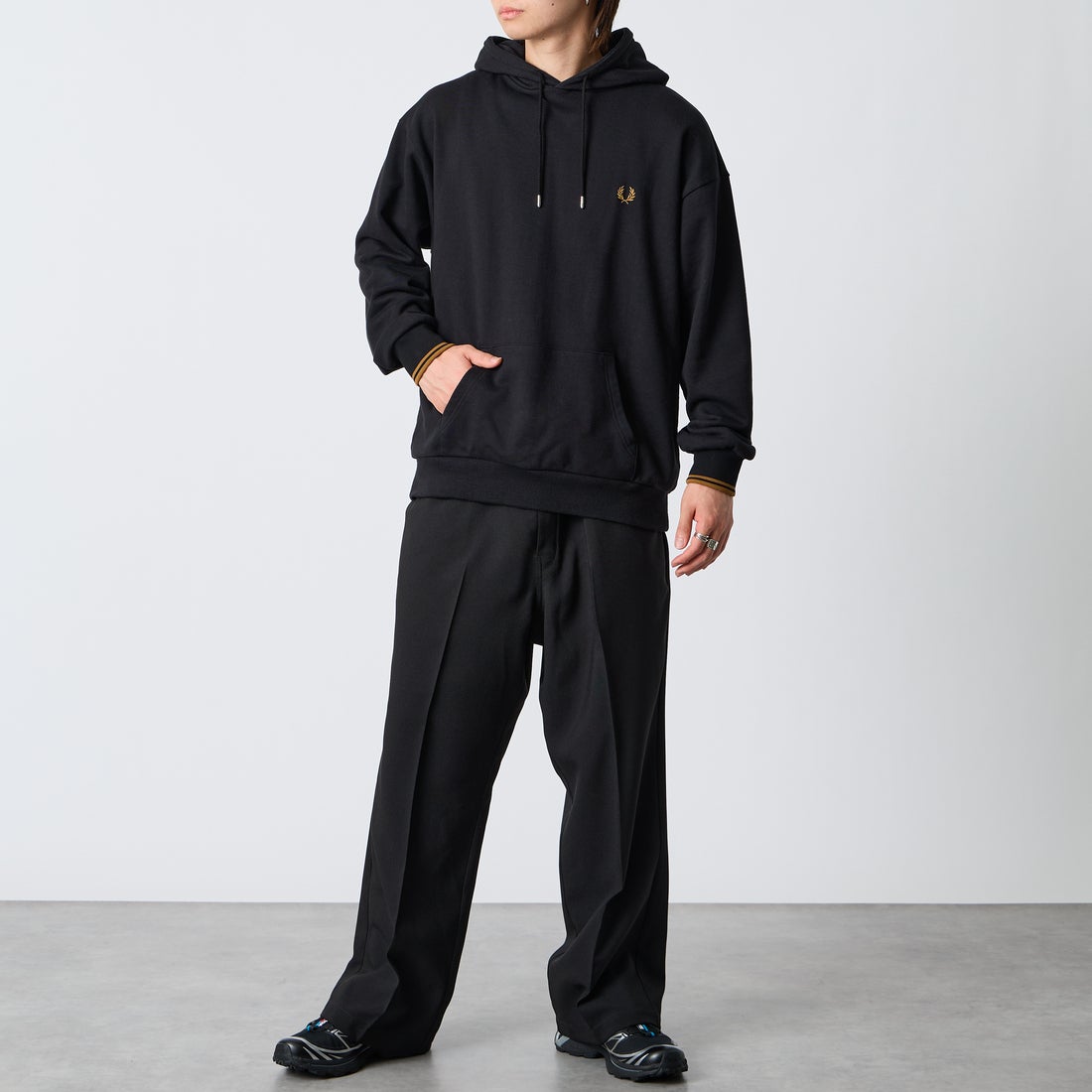 FRED PERRY [フレッドペリー] 別注 フードロゴ刺繍スウェットパーカー [FPM-26A-012JF] BLACK/D.CA &&モデル身長：177cm 着用サイズ：L&&