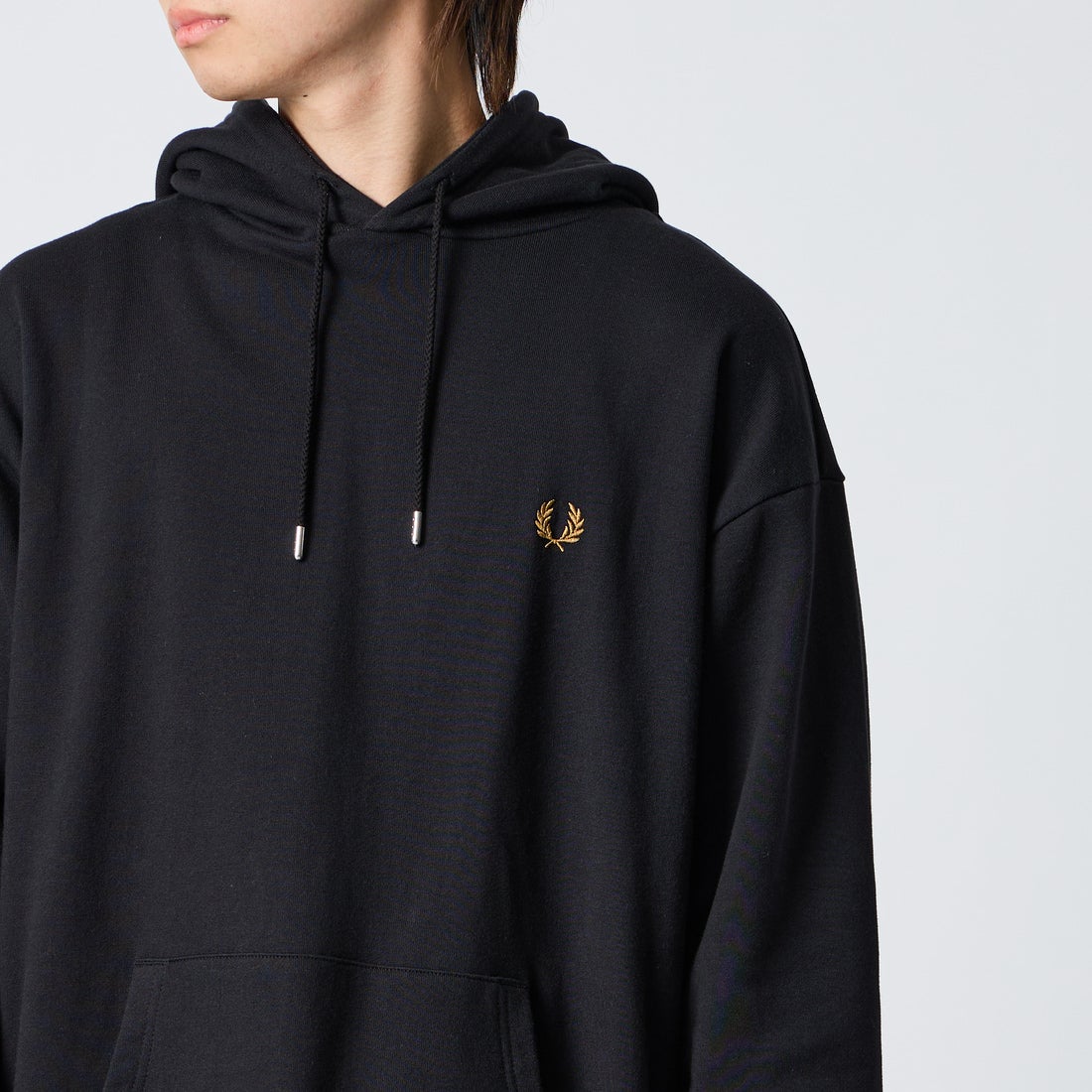 FRED PERRY [フレッドペリー] 別注 フードロゴ刺繍スウェットパーカー [FPM-26A-012JF] BLACK/D.CA &&モデル身長：177cm 着用サイズ：L&&