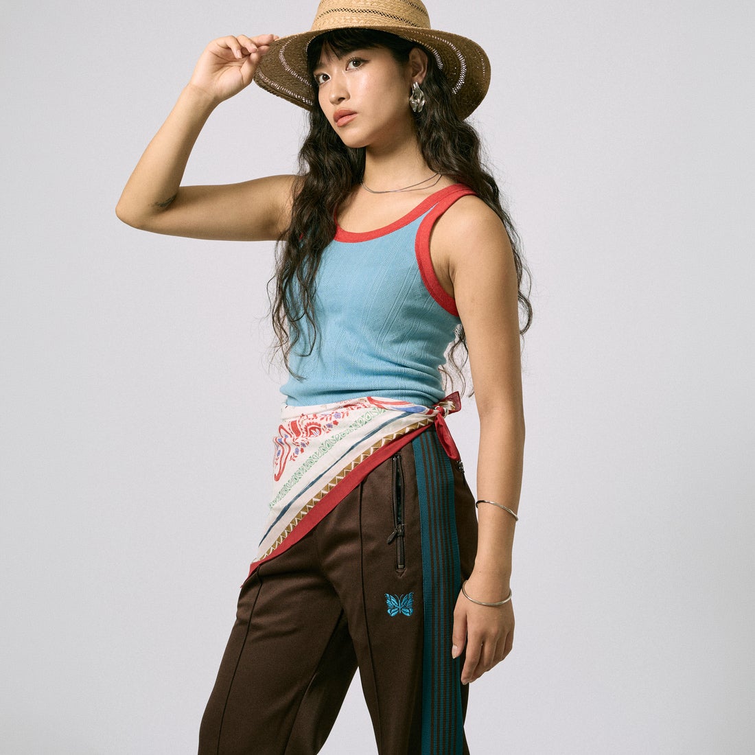 Needles [ニードルズ] 別注 レギュラートラックパンツ [SX1663-JF] BROWN &&モデル身長：162cm 着用サイズ：1&&