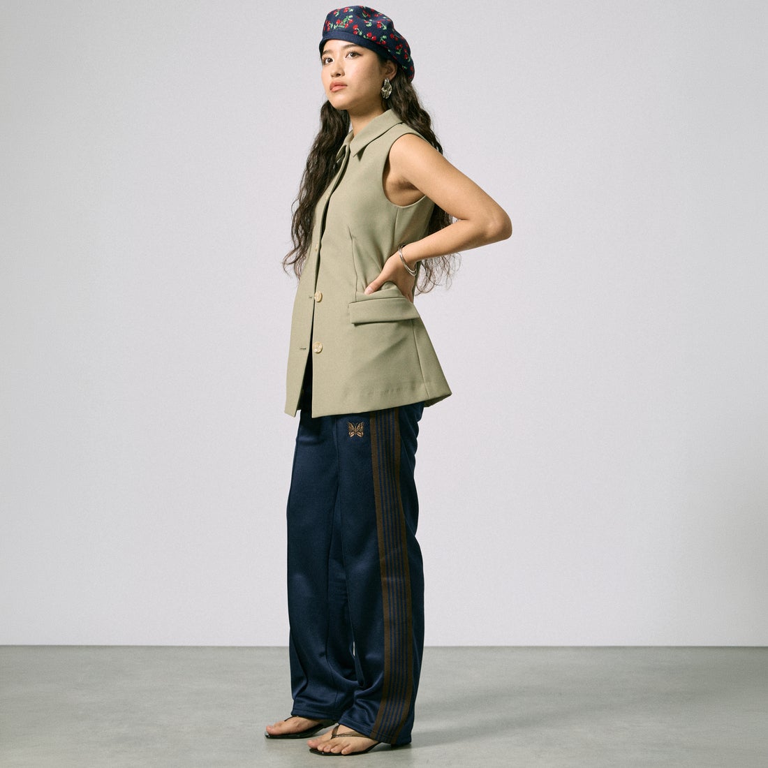 Needles [ニードルズ] 別注 レギュラートラックパンツ [SX1663-JF] NAVY &&モデル身長：162cm 着用サイズ：1&&
