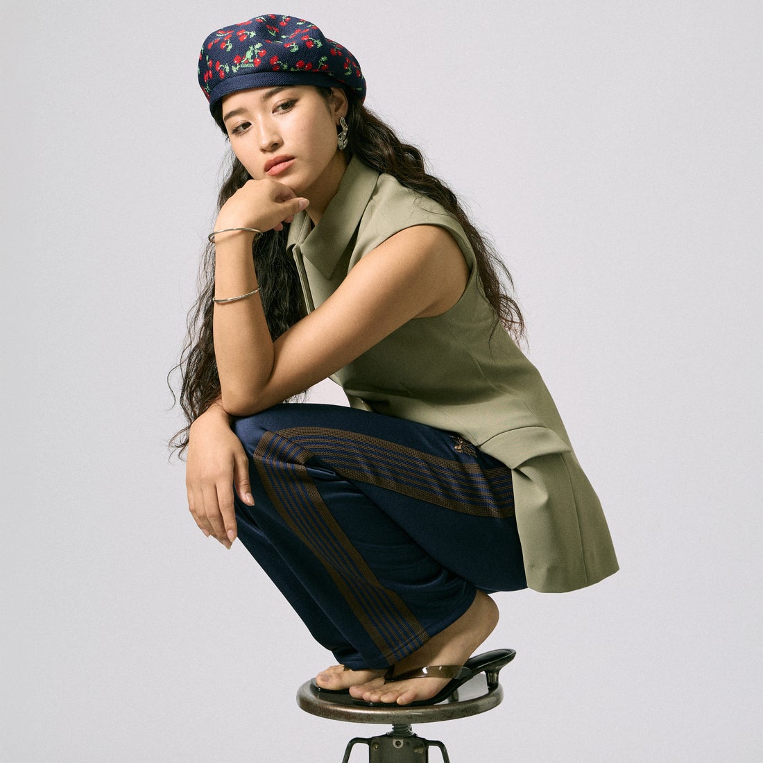 Needles [ニードルズ] 別注 レギュラートラックパンツ [SX1663-JF] NAVY &&モデル身長：162cm 着用サイズ：1&&