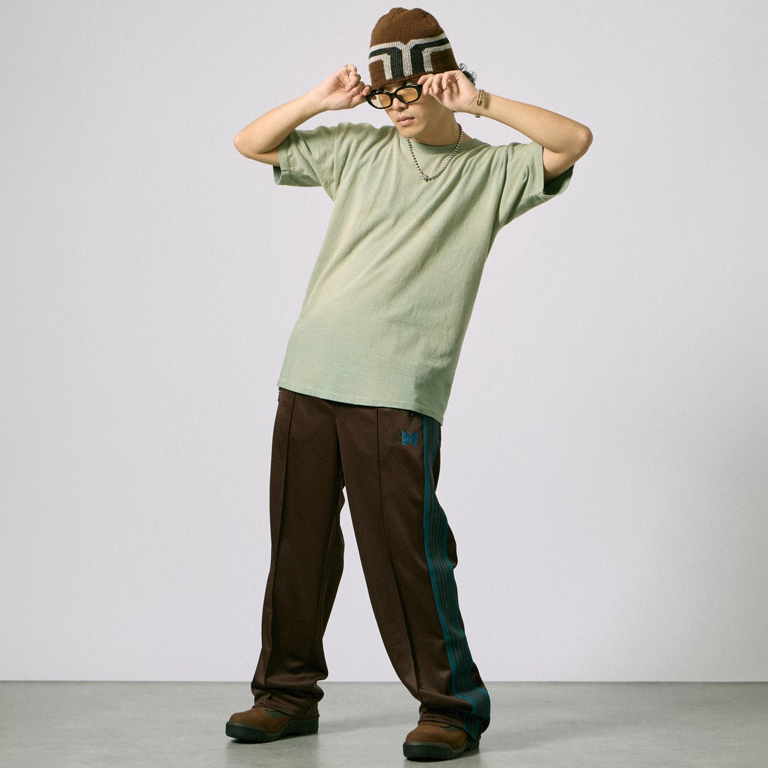 Needles [ニードルズ] 別注 レギュラートラックパンツ [SX1663-JF] BROWN &&モデル身長：171cm 着用サイズ：L&&