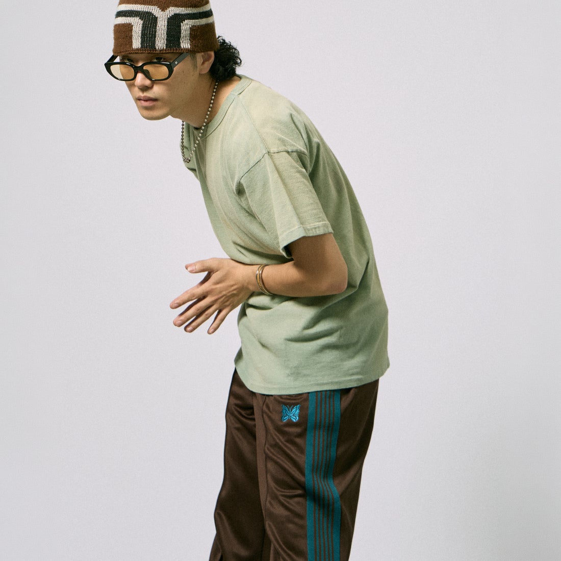 Needles [ニードルズ] 別注 レギュラートラックパンツ [SX1663-JF] BROWN &&モデル身長：171cm 着用サイズ：L&&