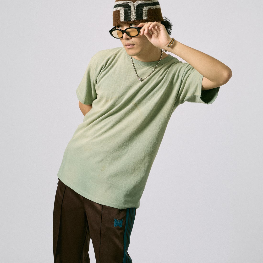 Needles [ニードルズ] 別注 レギュラートラックパンツ [SX1663-JF] BROWN &&モデル身長：171cm 着用サイズ：L&&