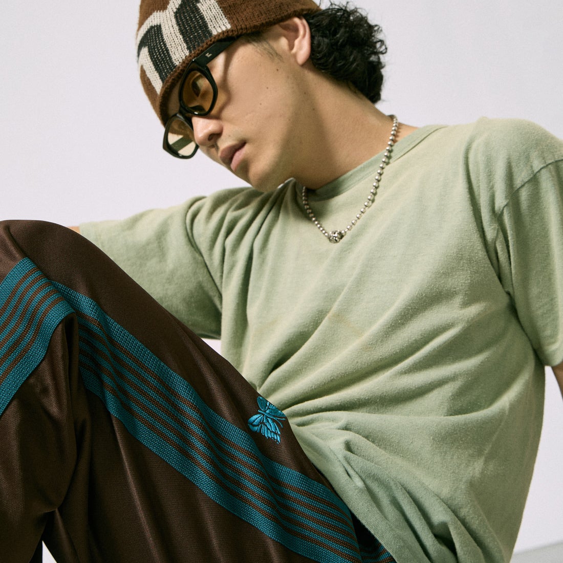 Needles [ニードルズ] 別注 レギュラートラックパンツ [SX1663-JF] BROWN &&モデル身長：171cm 着用サイズ：L&&