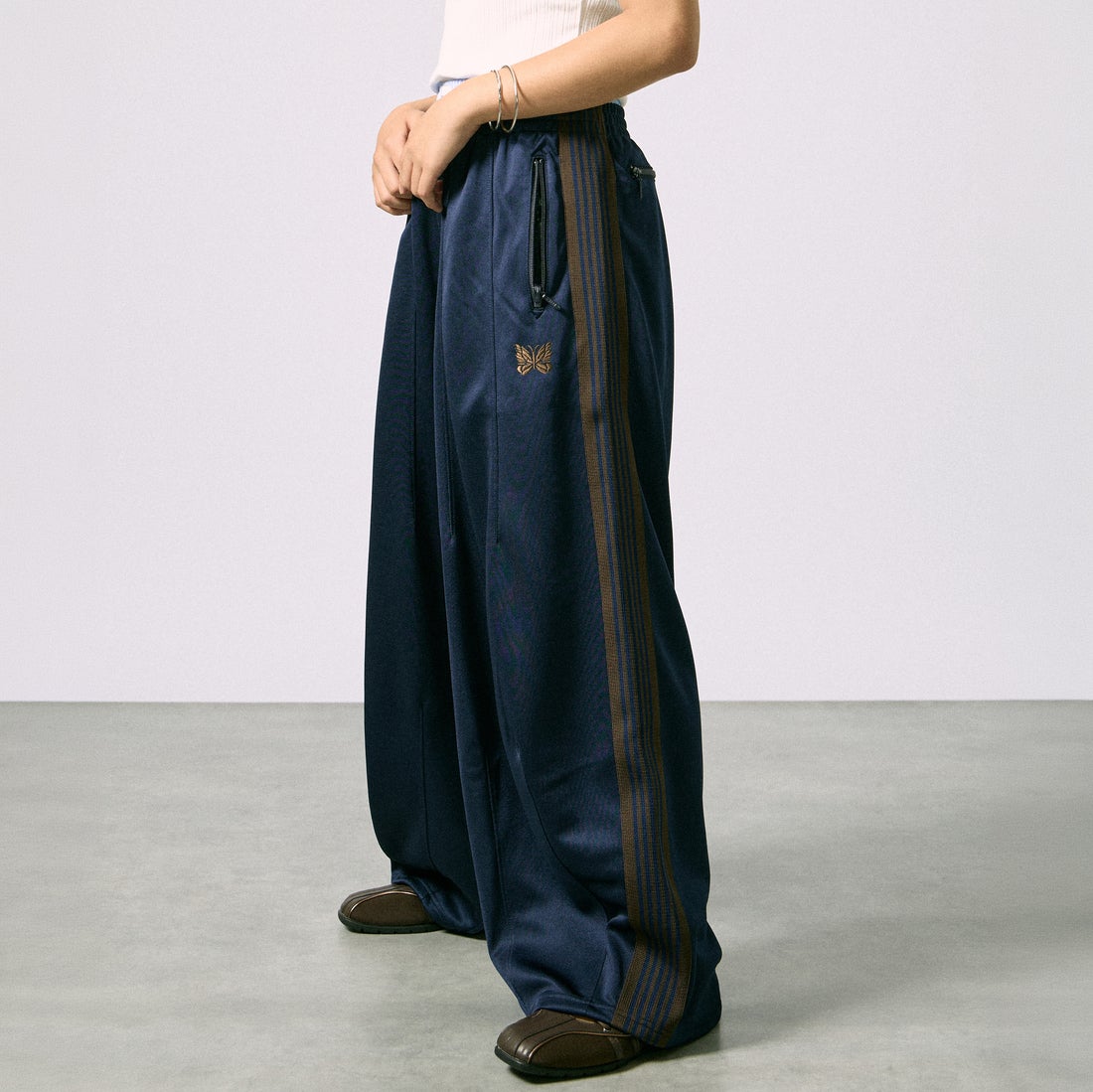 Needles [ニードルズ] 別注 ヒザデルトラックパンツ [SX1664-JF] NAVY &&モデル身長：162cm 着用サイズ：1&&