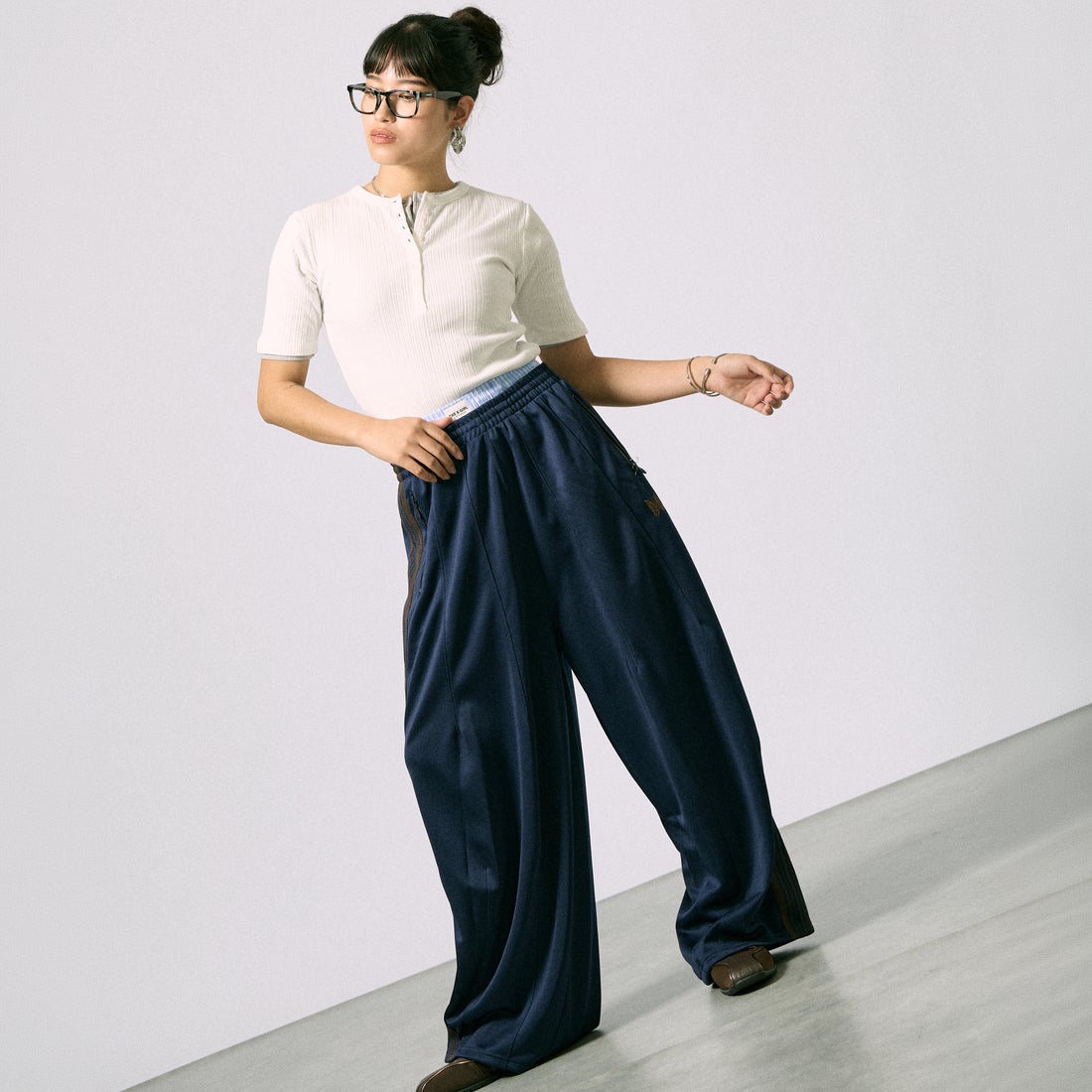 Needles [ニードルズ] 別注 ヒザデルトラックパンツ [SX1664-JF] NAVY &&モデル身長：162cm 着用サイズ：1&&