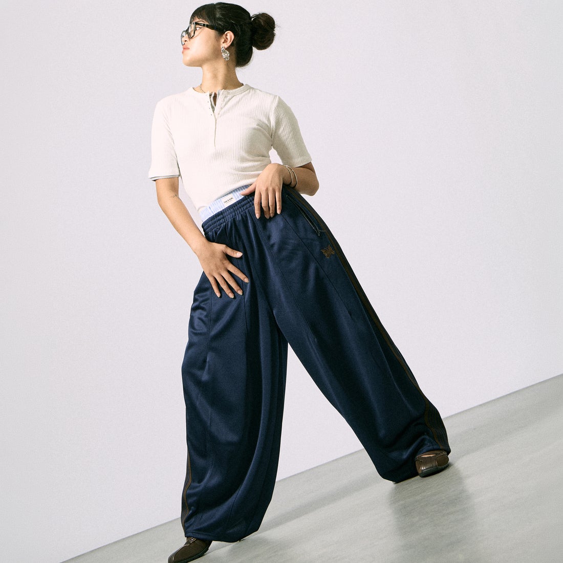Needles [ニードルズ] 別注 ヒザデルトラックパンツ [SX1664-JF] NAVY &&モデル身長：162cm 着用サイズ：1&&
