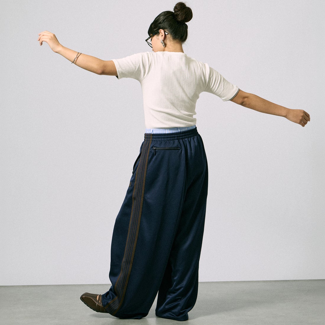 Needles [ニードルズ] 別注 ヒザデルトラックパンツ [SX1664-JF] NAVY &&モデル身長：162cm 着用サイズ：1&&
