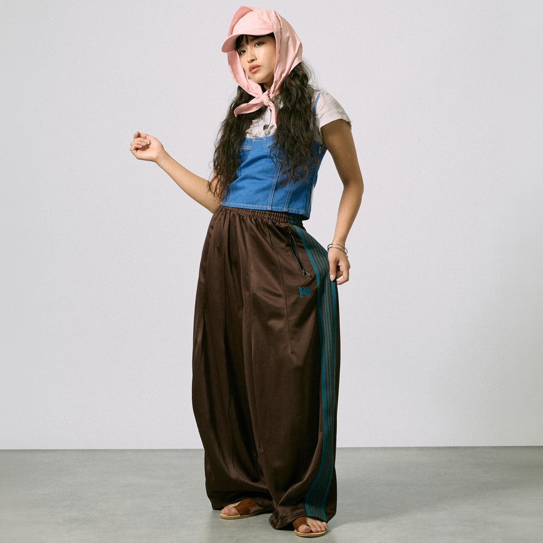 Needles [ニードルズ] 別注 ヒザデルトラックパンツ [SX1664-JF] BROWN &&モデル身長：162cm 着用サイズ：1&&