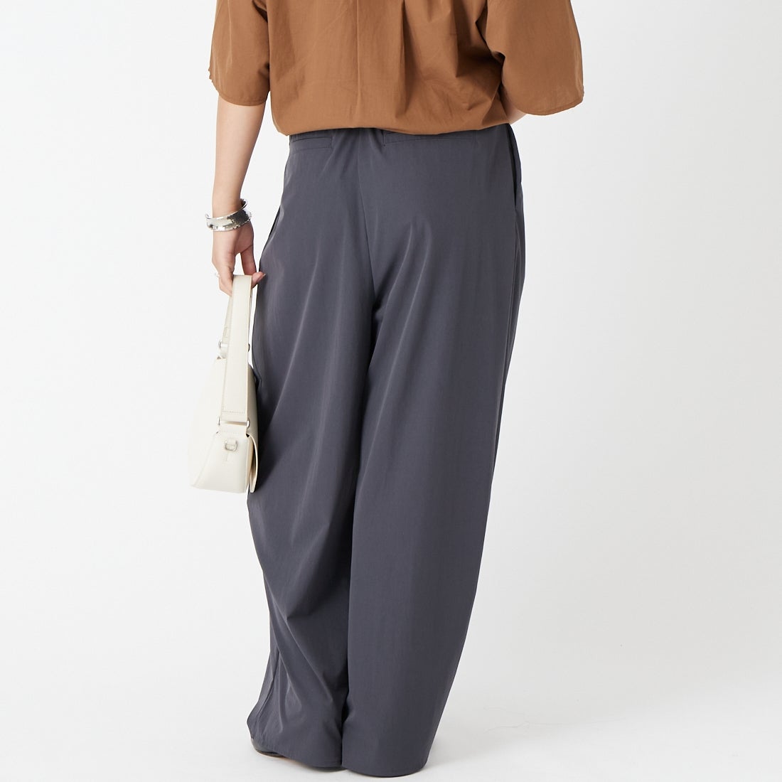 CLOCHE [クロシェ] 接触冷感テーパードタックパンツ [65286523] ﾁｬｺｰﾙ &&モデル身長：162cm 着用サイズ：2&&