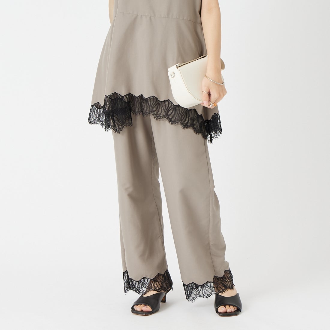 CHIGNON [シニヨン] レースサテンイージーパンツ [3563-682NH] MOCHA &&モデル身長：162cm 着用サイズ：F&&