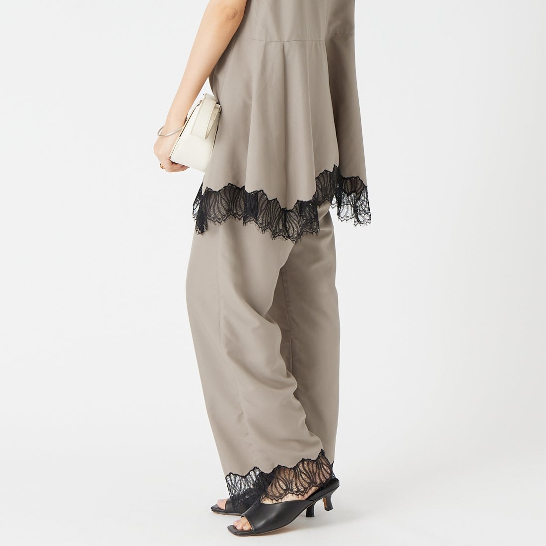 CHIGNON [シニヨン] レースサテンイージーパンツ [3563-682NH] MOCHA &&モデル身長：162cm 着用サイズ：F&&