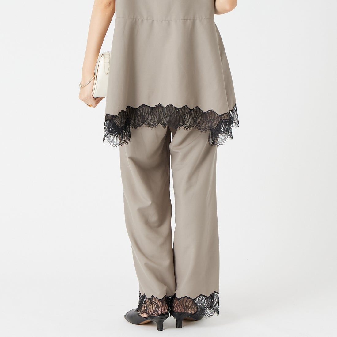 CHIGNON [シニヨン] レースサテンイージーパンツ [3563-682NH] MOCHA &&モデル身長：162cm 着用サイズ：F&&