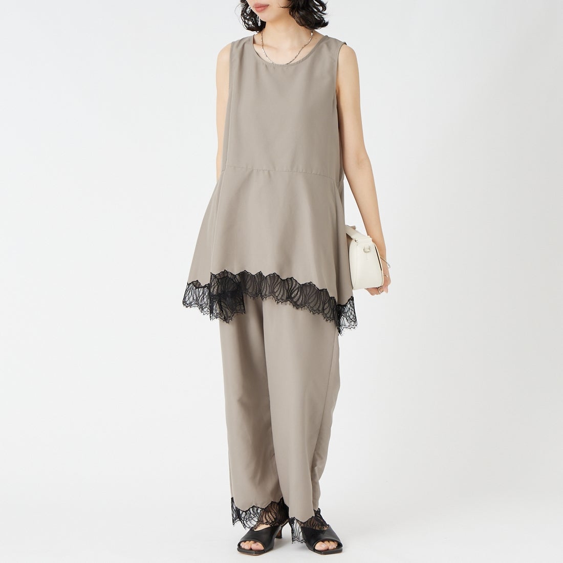 CHIGNON [シニヨン] レースサテンイージーパンツ [3563-682NH] MOCHA &&モデル身長：162cm 着用サイズ：F&&