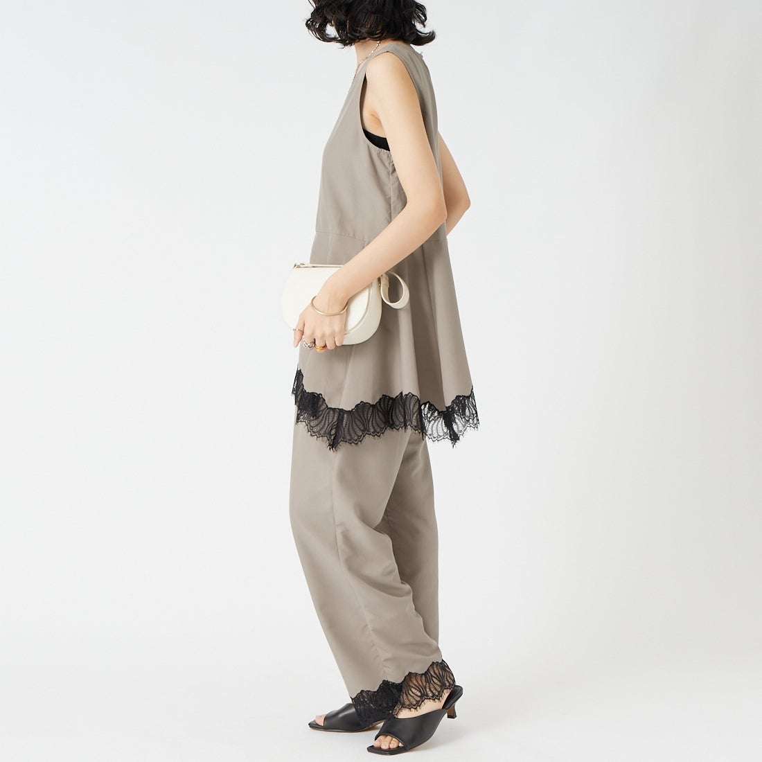 CHIGNON [シニヨン] レースサテンイージーパンツ [3563-682NH] MOCHA &&モデル身長：162cm 着用サイズ：F&&