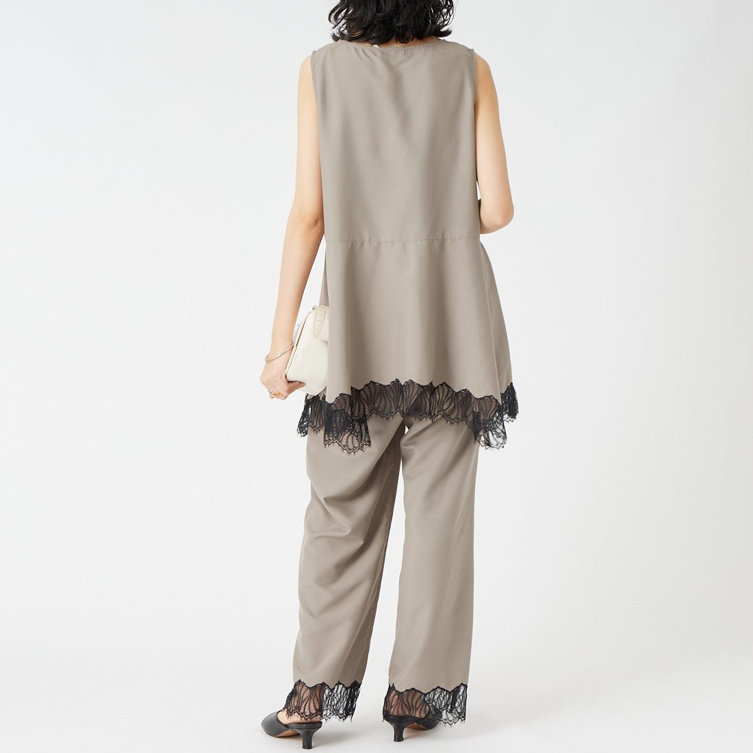 CHIGNON [シニヨン] レースサテンイージーパンツ [3563-682NH] MOCHA &&モデル身長：162cm 着用サイズ：F&&
