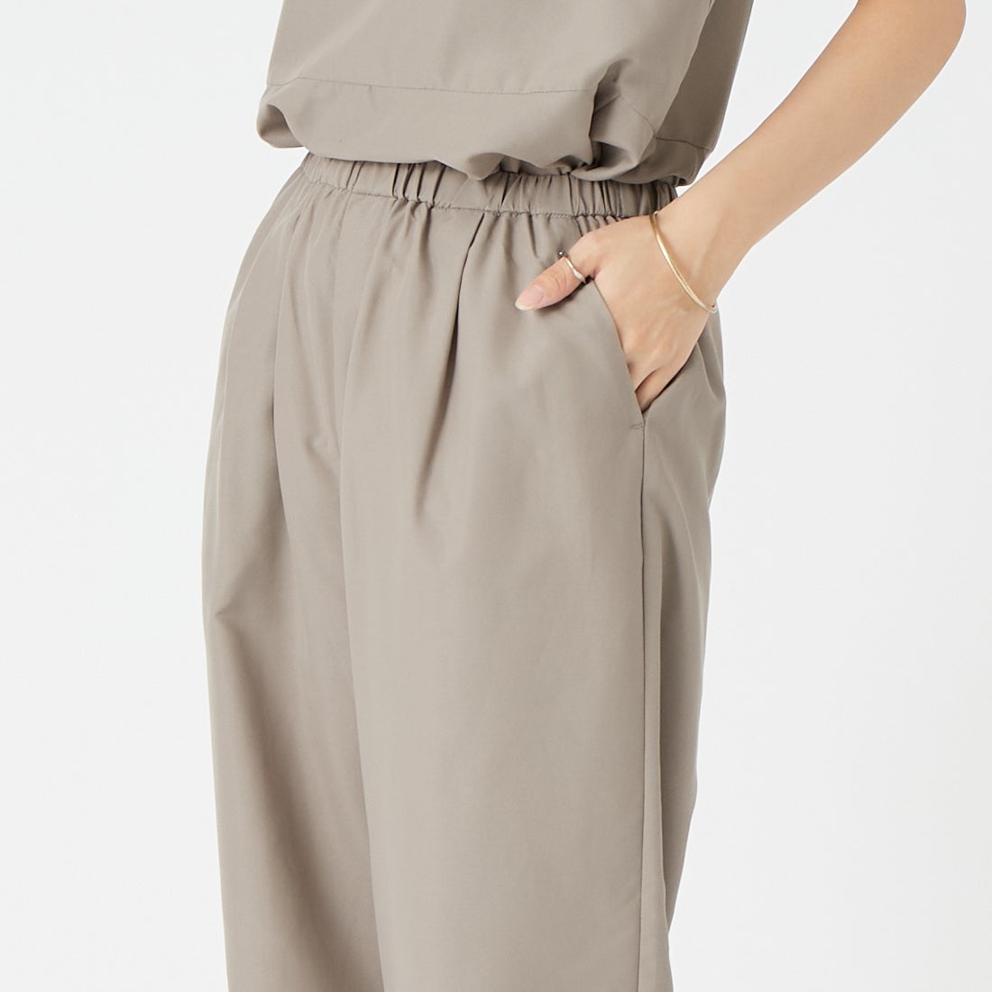 CHIGNON [シニヨン] レースサテンイージーパンツ [3563-682NH] MOCHA &&モデル身長：162cm 着用サイズ：F&&