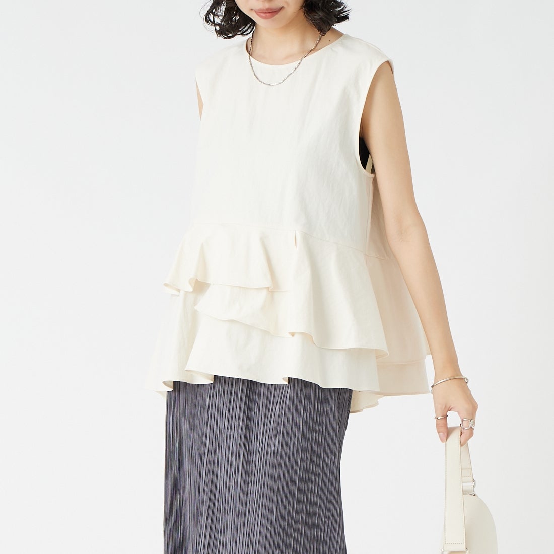 CHIGNON [シニヨン] ソフトタフタペプラムブラウス [1863-603KK] IVORY &&モデル身長：162cm 着用サイズ：F&&