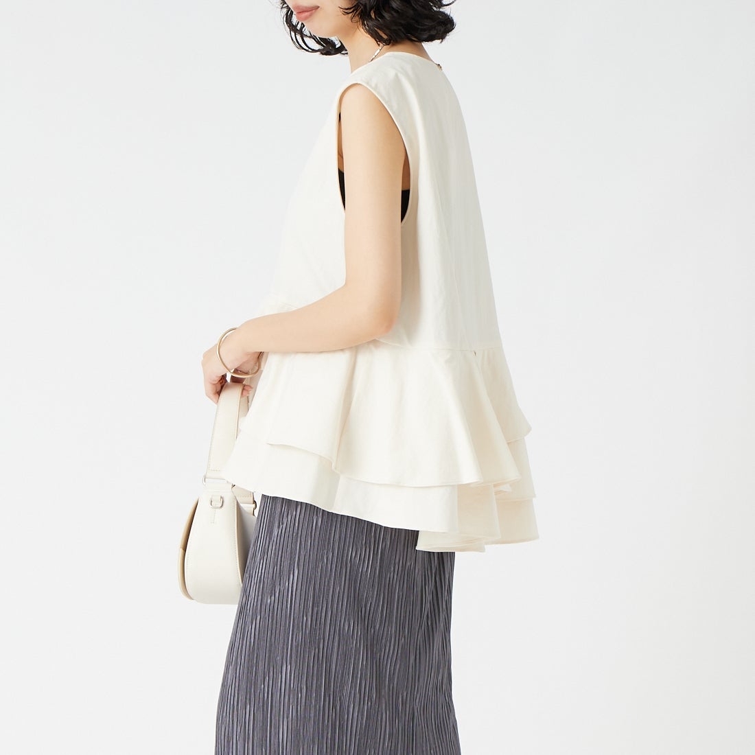 CHIGNON [シニヨン] ソフトタフタペプラムブラウス [1863-603KK] IVORY &&モデル身長：162cm 着用サイズ：F&&