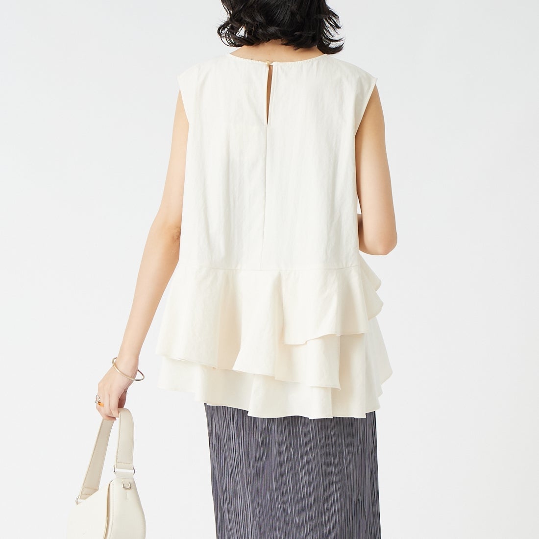 CHIGNON [シニヨン] ソフトタフタペプラムブラウス [1863-603KK] IVORY &&モデル身長：162cm 着用サイズ：F&&