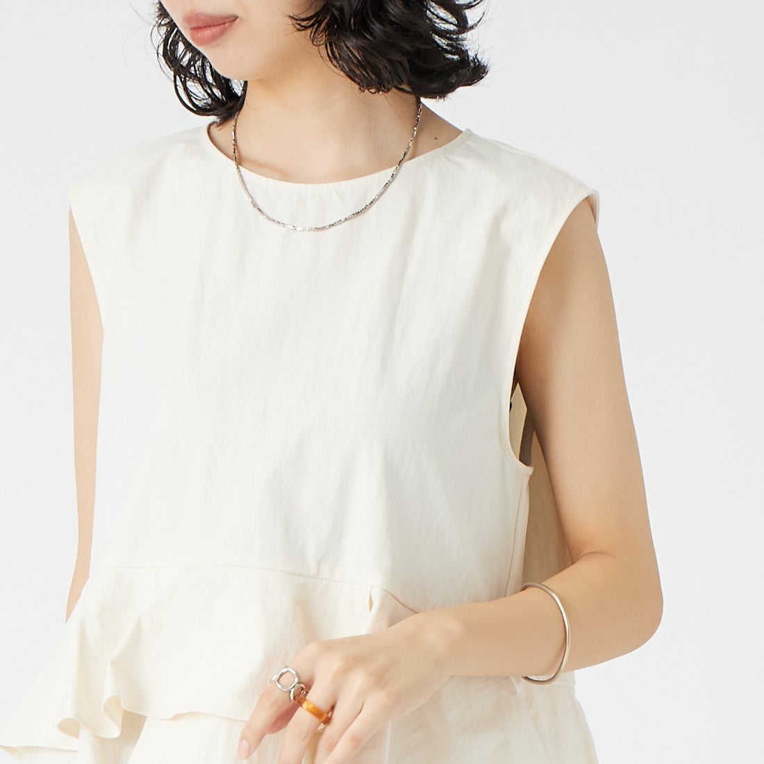 CHIGNON [シニヨン] ソフトタフタペプラムブラウス [1863-603KK] IVORY &&モデル身長：162cm 着用サイズ：F&&