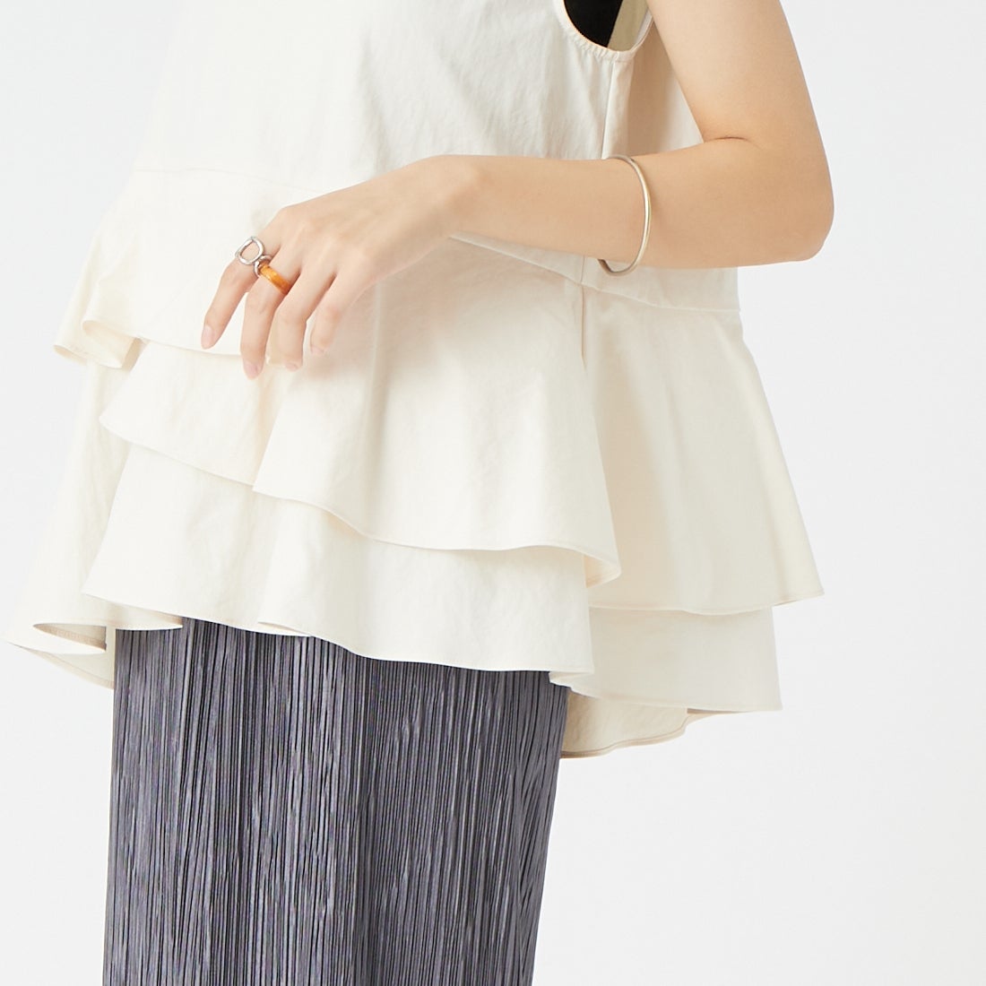 CHIGNON [シニヨン] ソフトタフタペプラムブラウス [1863-603KK] IVORY &&モデル身長：162cm 着用サイズ：F&&