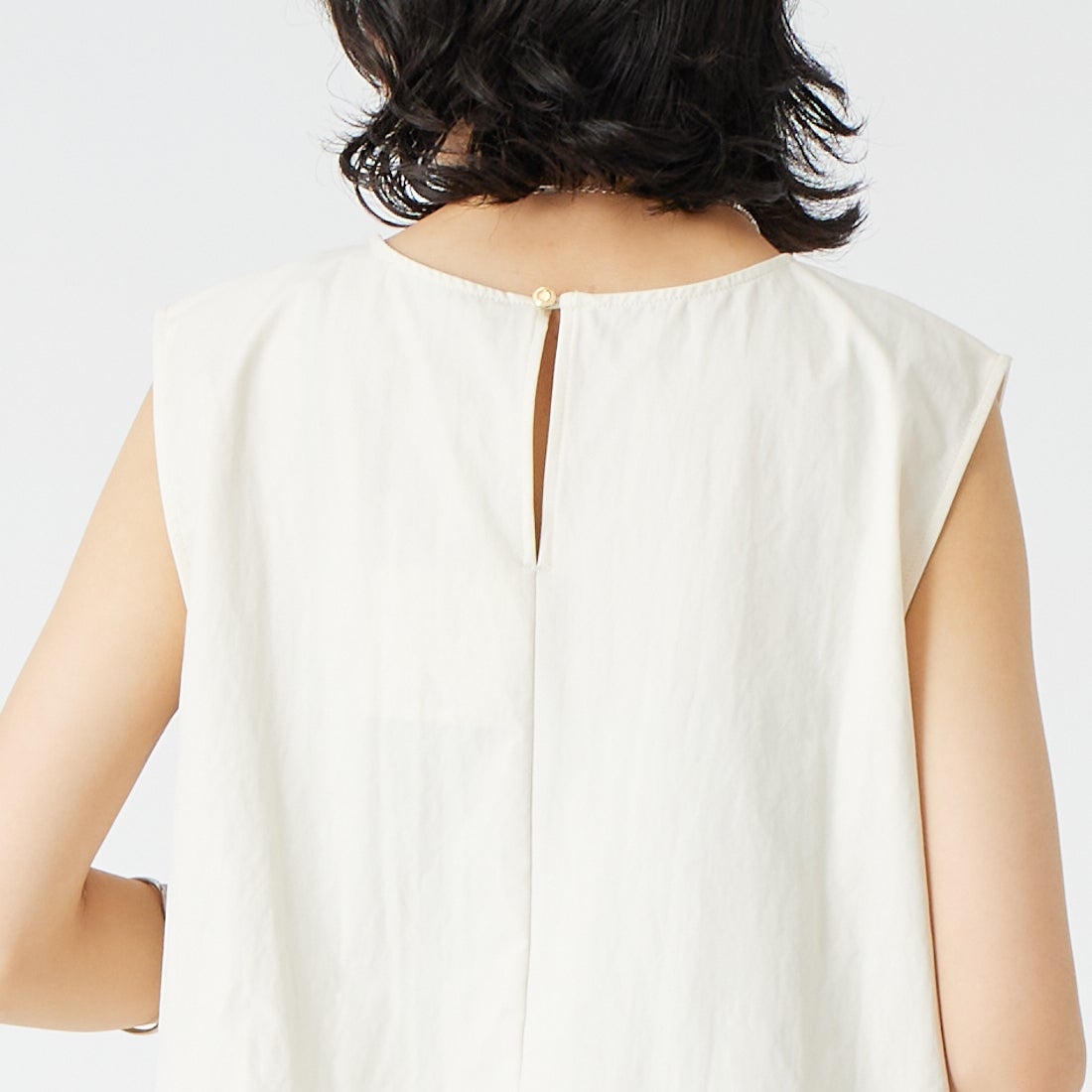 CHIGNON [シニヨン] ソフトタフタペプラムブラウス [1863-603KK] IVORY &&モデル身長：162cm 着用サイズ：F&&
