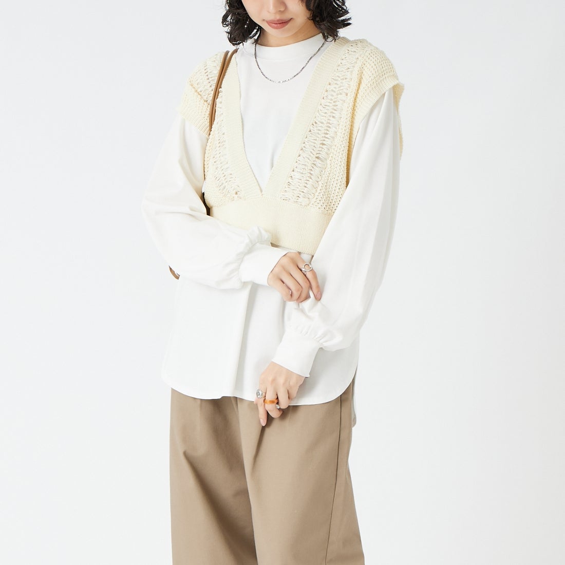 CHIGNON [シニヨン] ヘアピンレースドッキングベスト [9563-691DP] IVORY &&モデル身長：162cm 着用サイズ：F&&