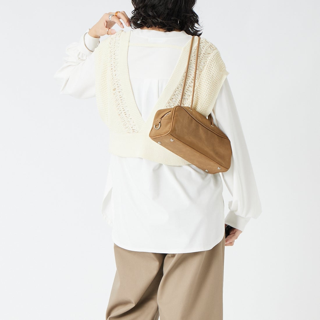 CHIGNON [シニヨン] ヘアピンレースドッキングベスト [9563-691DP] IVORY &&モデル身長：162cm 着用サイズ：F&&