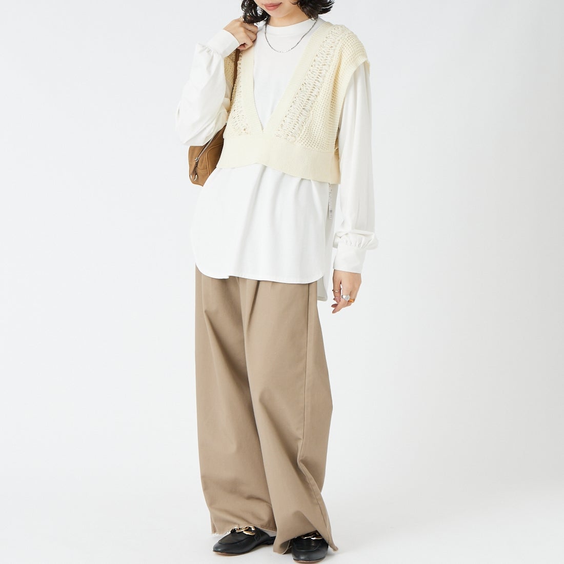 CHIGNON [シニヨン] ヘアピンレースドッキングベスト [9563-691DP] IVORY &&モデル身長：162cm 着用サイズ：F&&