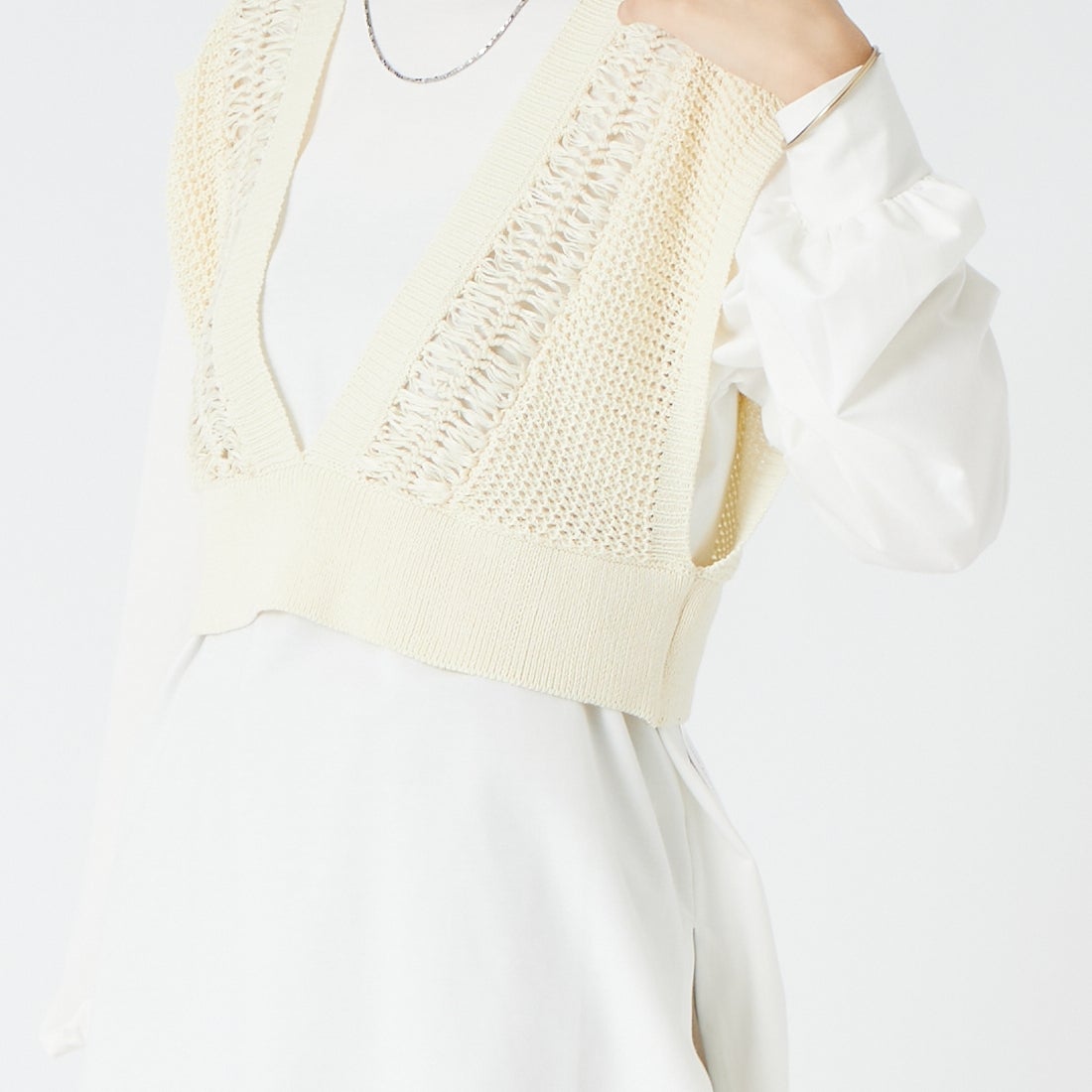 CHIGNON [シニヨン] ヘアピンレースドッキングベスト [9563-691DP] IVORY &&モデル身長：162cm 着用サイズ：F&&