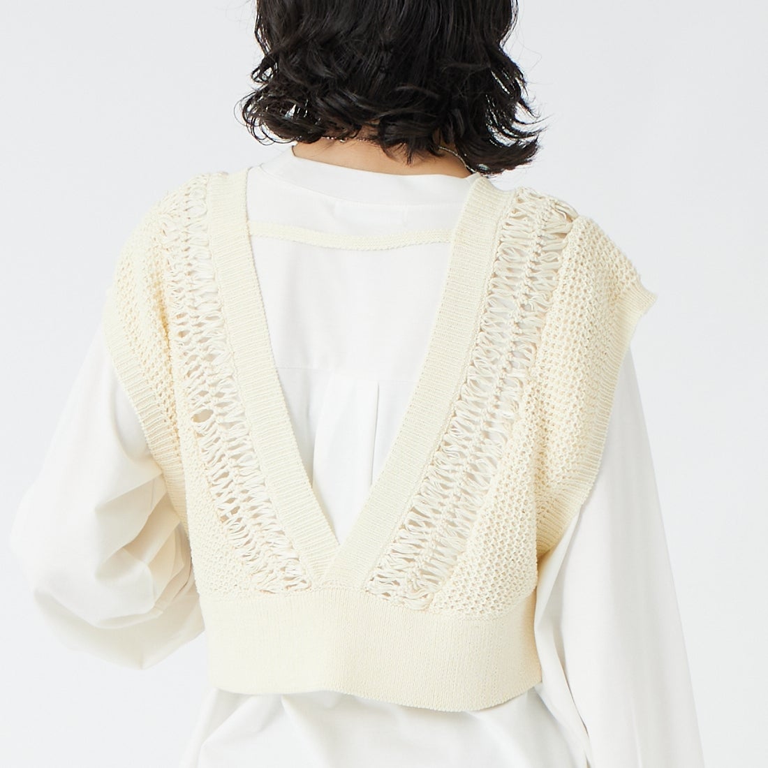 CHIGNON [シニヨン] ヘアピンレースドッキングベスト [9563-691DP] IVORY &&モデル身長：162cm 着用サイズ：F&&