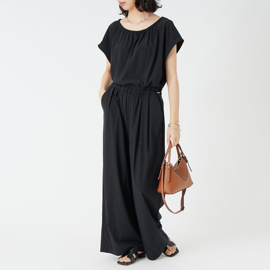 CHIGNON [シニヨン] エアイーズマルチオールインワン [3563-629MK] BLACK &&モデル身長：162cm 着用サイズ：F&&