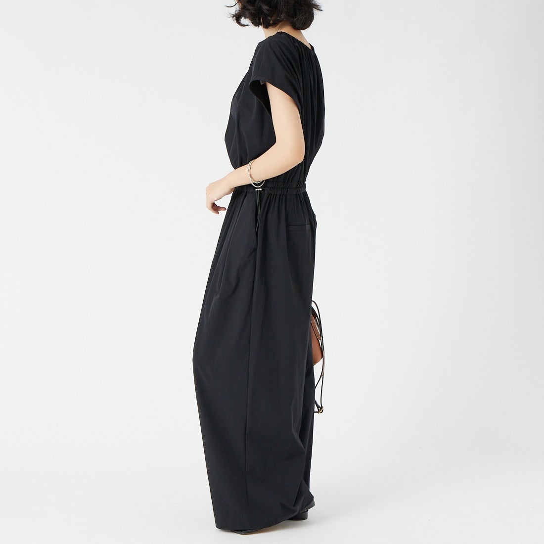 CHIGNON [シニヨン] エアイーズマルチオールインワン [3563-629MK] BLACK &&モデル身長：162cm 着用サイズ：F&&
