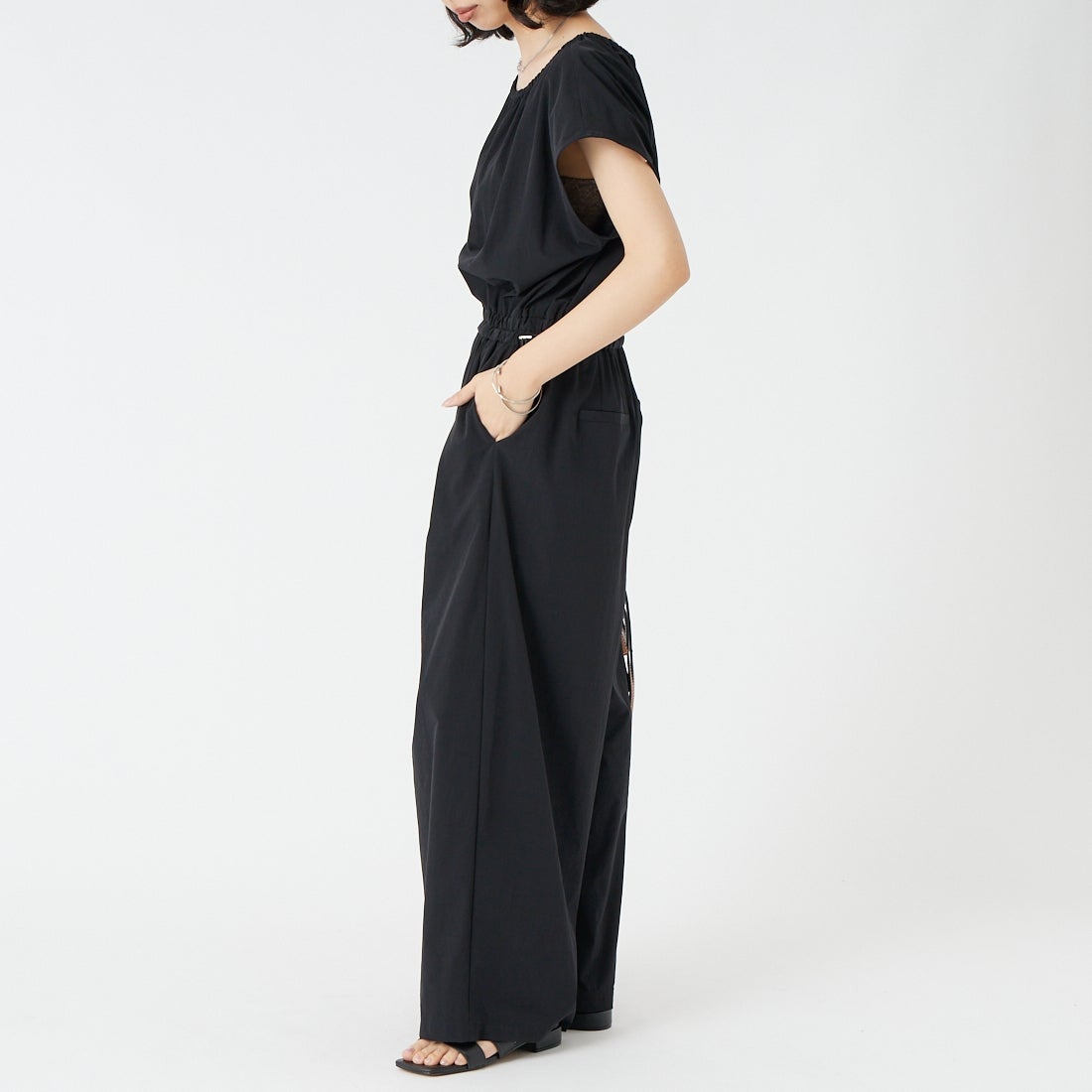 CHIGNON [シニヨン] エアイーズマルチオールインワン [3563-629MK] BLACK &&モデル身長：162cm 着用サイズ：F&&